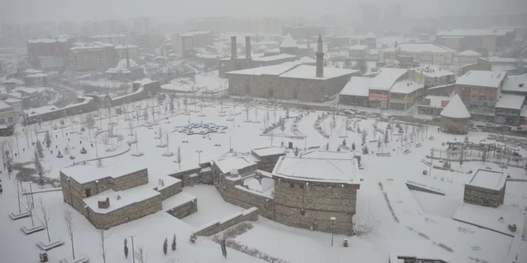 الثلج يحاصر 516 قرية في تركيا