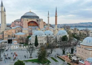 منع الأتراك من صعود الطابق العلوي في آيا صوفيا