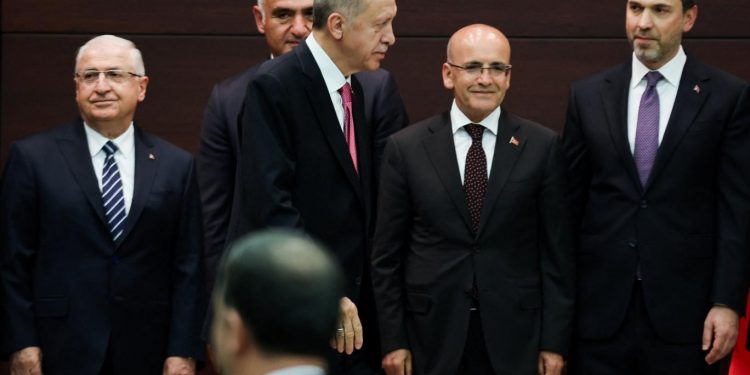 بلومبيرج: أردوغان يمنع وزير المالية من حضور منتدى دافوس