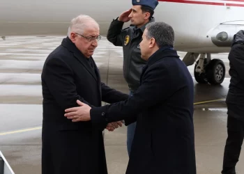 وزير الدفاع التركي يصل إلى الحدود مع العراق