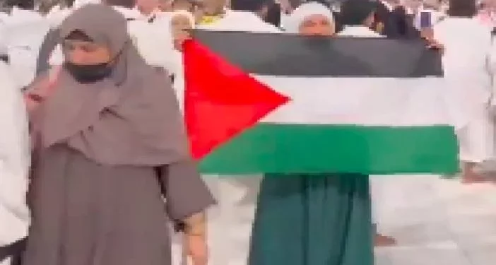 اعتقال تركية رفعت العلم الفلسطيني أمام الكعبة