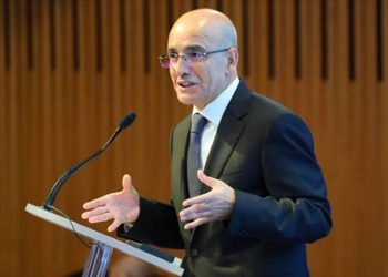 تقرير: استقرار اقتصاد تركيا مرهون ببقاء هذا الوزير..