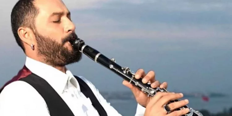 عازف كلارينيت ينفي ترشحه في بيرجاما عن حزب أردوغان