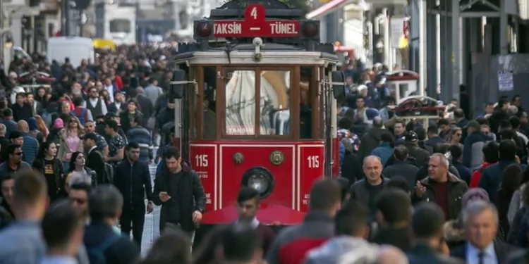 عدد سكان إسطنبول يقترب من تعداد 7 دول