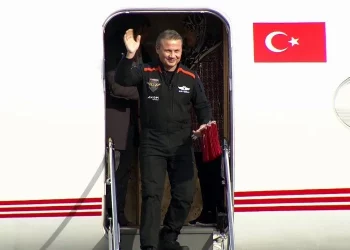 أول رائد فضاء تركي يحظى باستقبال حافل في المطار