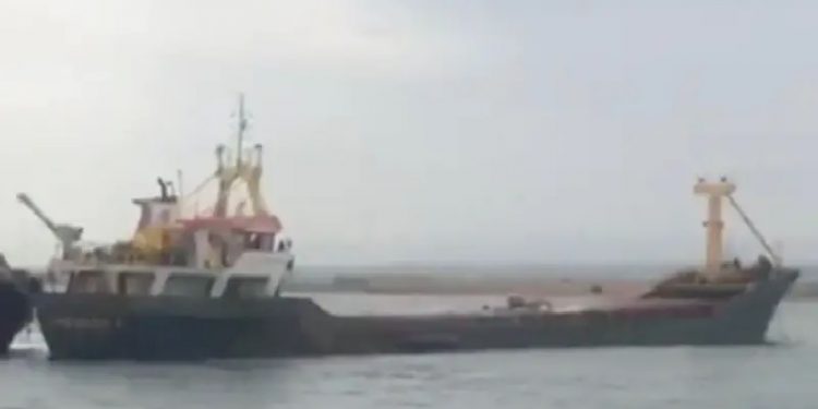 تركيا تعلن غرق سفينة شحن وفقدان طاقهما