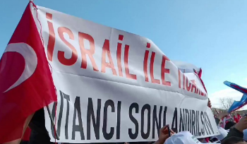 أردوغان يفاجئ بلافتة تقول “أوقفوا عار التجارة مع إسرائيل”!