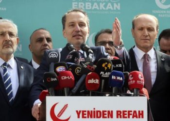 أربكان يعلن فشل التحالف مع حزب أردوغان