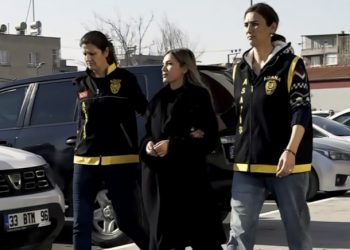 اعتقال مشهورة تركية بسبب حملها مسدس