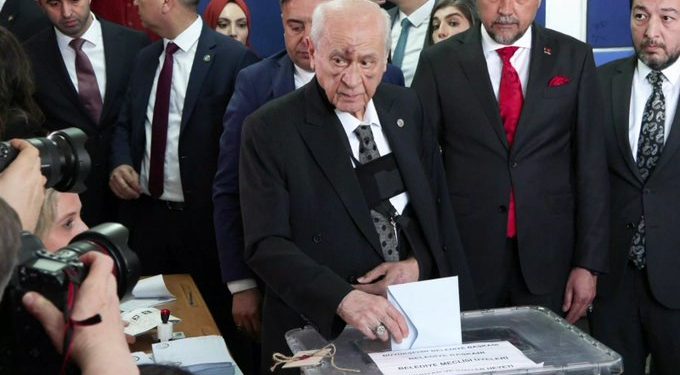 بكدمات على وجهه.. حليف أردوغان يدلي بصوته في الانتخابات البلدية