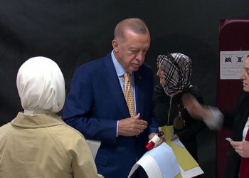 أردوغان وقرينته يصوتان في إسطنبول