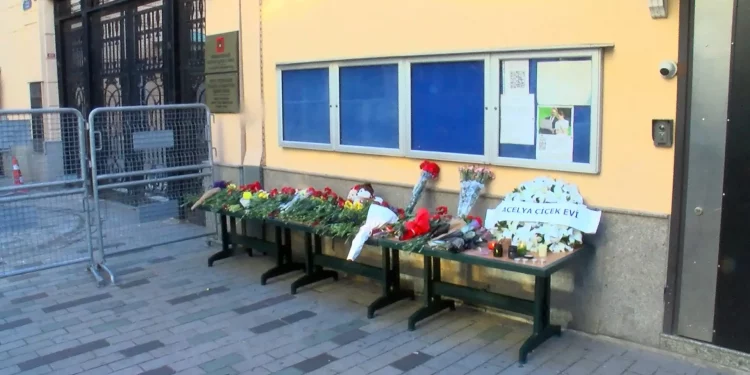 تنكيس الأعلام بالقنصلية الروسية في إسطنبول