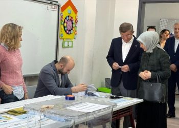 داود أوغلو يصوت في الانتخابات البلدية رفقة قرينته