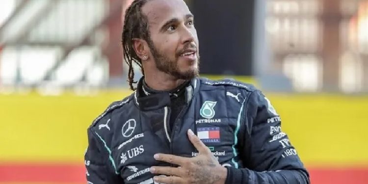 لويس هاميلتون يدعو إلى وقف إطلاق النار في غزة