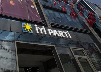 مرشح حزب أكشنار في أنطاليا ينسحب من الانتخابات البلدية