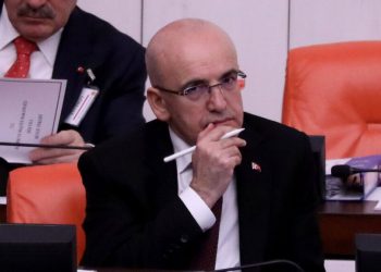 صحفي: وزير المالية أصبح “الرجل السيئ” في الحكومة!