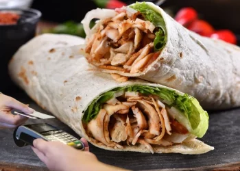 الشاورما وكرات اللحم.. أشهر أطباق الأتراك بالمطاعم