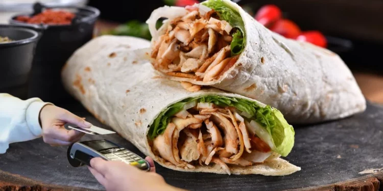 الشاورما وكرات اللحم.. أشهر أطباق الأتراك بالمطاعم