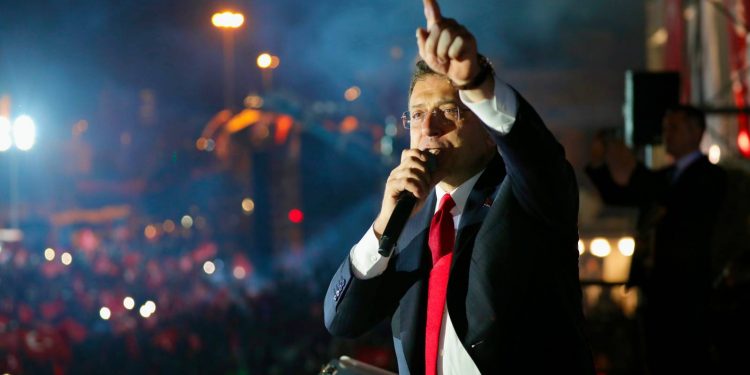 فايننشال تايمز: أكرم إمام أوغلو قادر على جذب العلمانيين والمحافظين