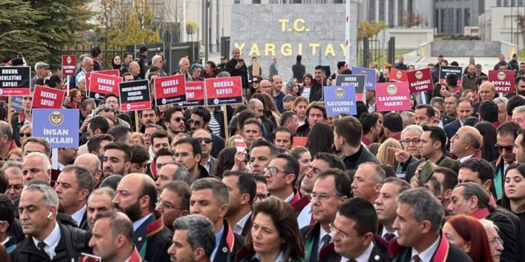 آلاف المحامين الأتراك يتظاهرون للمطالبة بحقوقهم
