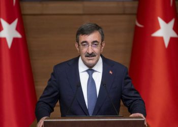 جودت يلماز يتولى مهام الرئاسة في تركيا