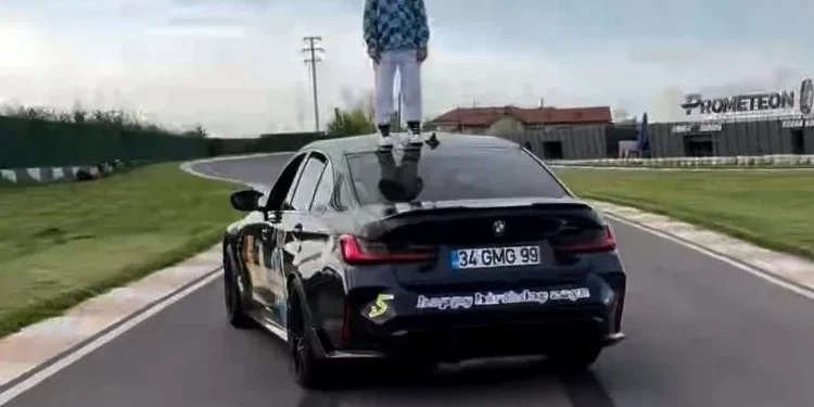 برلماني تركي سابق يهدي طفله سيارة فاخرة!