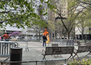 أمريكي يشعل النار في نفسه خلال محاكمة ترامب