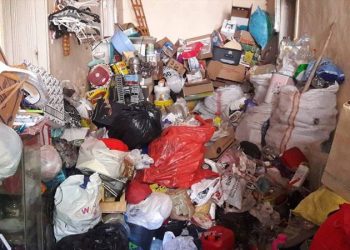 إزالة قمامة من منزل في تركيا عبر 17 شاحنة!