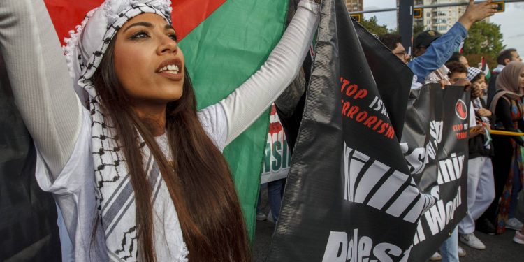 الاعتصامات الطلابية بجامعة كاليفورنيا تتعرّض للهجمات من المتظاهرين