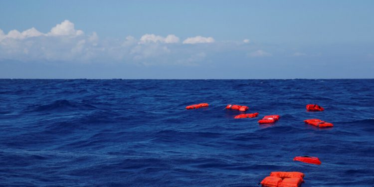 خفر السواحل التركي ينقذ 14 مهاجرا بعد غرق قاربهم