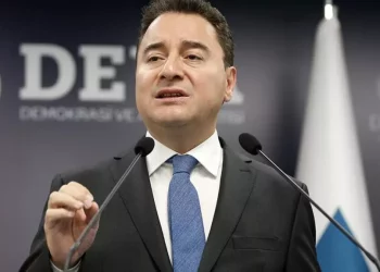 باباجان يتهم الحكومة التركية بالتأخر في إنقاذ الفلسطينيين