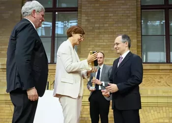 من هو العالم التركي الفائز بجائزة ألمانية بسبب أبحاث الليزر؟