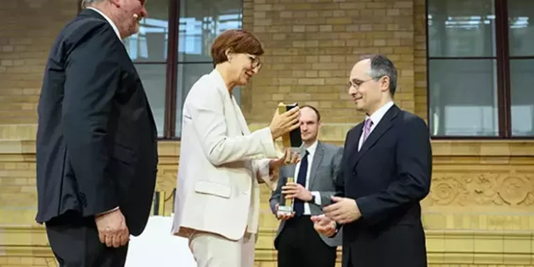 من هو العالم التركي الفائز بجائزة ألمانية بسبب أبحاث الليزر؟