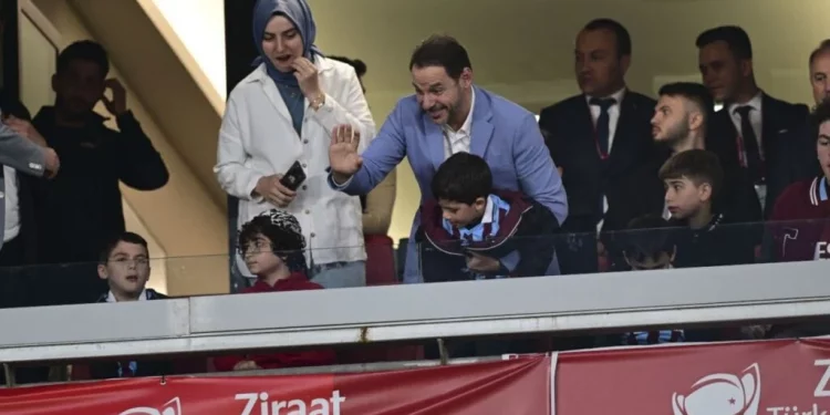 صهر أردوغان يظهر بعد 6 أشهر من الاختفاء