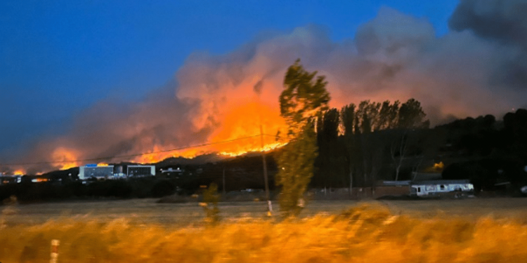 حريق مطل على مضيق الدردنيل التركي يعرقل حركة الملاحة البحرية