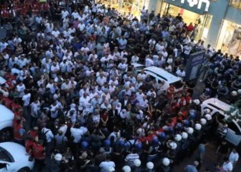 الشرطة تحاصر مسيرة في ديار بكر رفضا للوصاية