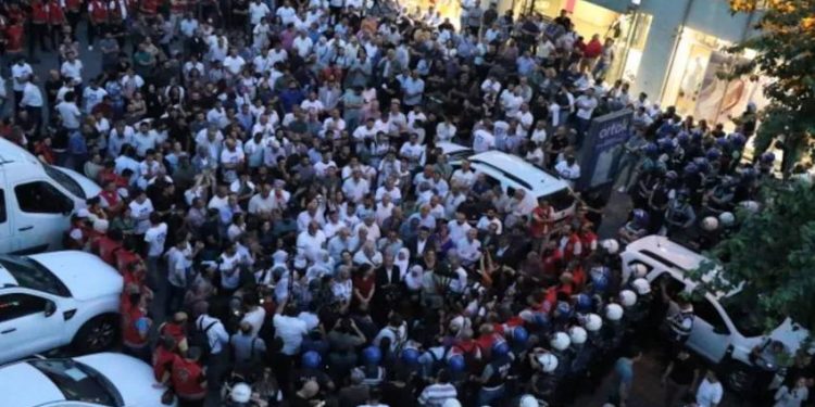 الشرطة تحاصر مسيرة في ديار بكر رفضا للوصاية