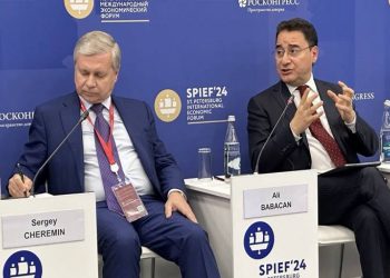 باباجان يتسلم جائزة من روسيا