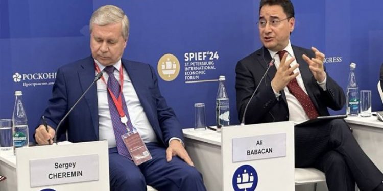 باباجان يتسلم جائزة من روسيا