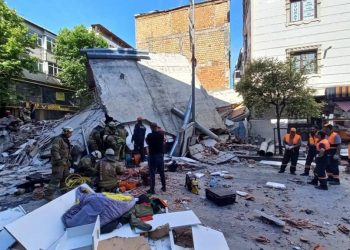 انهيار مبنى في إسطنبول يخلف مصابين تحت الأنقاض