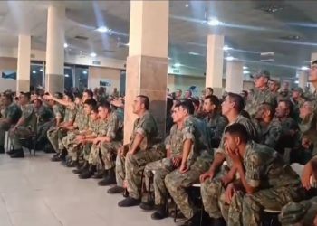 جنود أذربيجانيون يحتفلون بفوز تركيا على التشيك في أمم أوروبا