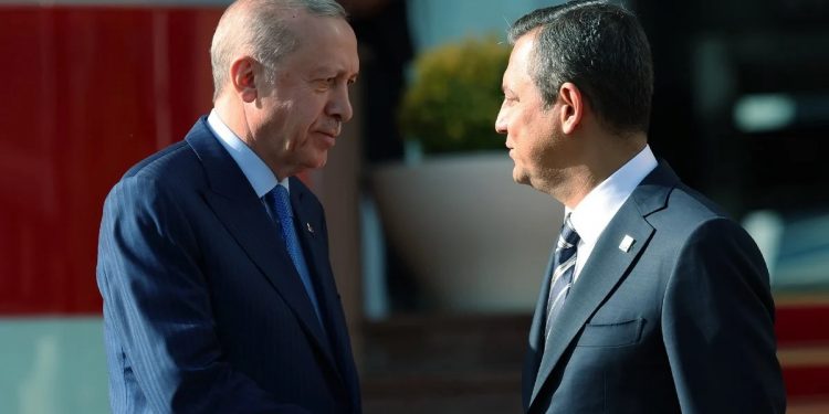 ماذا حدث في لقاء أردوغان مع زعيم المعارضة التركية أوزجور أوزال؟