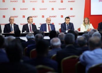 زعيم حزب السعادة يستقيل ويختار بديلا له