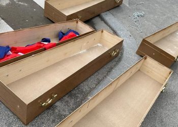 5 توابيت بجوار برج إيفل في باريس!