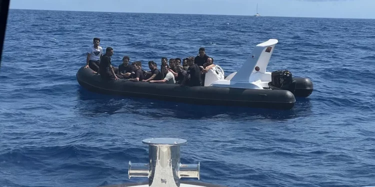 إنقاذ 74 مهاجرًا غير شرعي والقبض على 20 آخرين في مرمريس