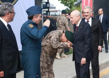 رئيس العمليات الخاصة يقبّل يد “بهتشلي”