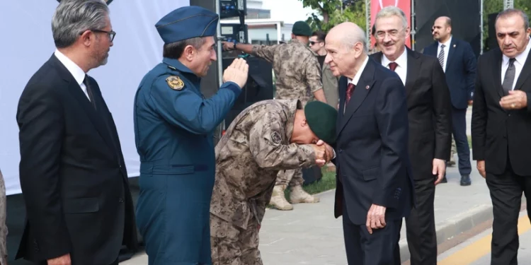 رئيس العمليات الخاصة يقبّل يد “بهتشلي”