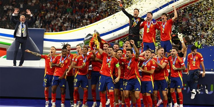 ثلاثة أتراك ضمن أفضل 11 لاعب بأمم أوروبا