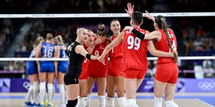 منتخب تركيا للكرة الطائرة سيدات يستهل الأولمبياد بمعجزة