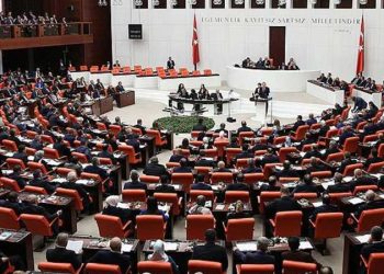 هل يجمع مراد كوروم بين منصبه الوزاري والبرلماني؟